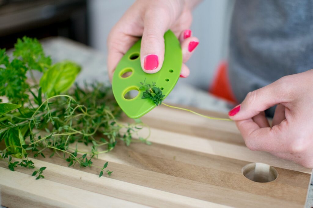 Use Edelstahlgrinder For Cutting Herbs