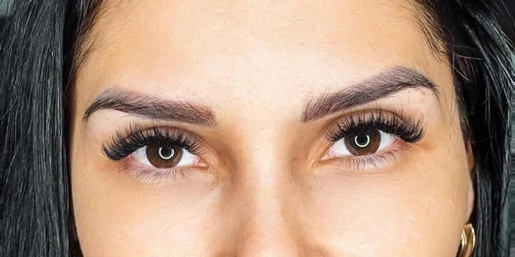 What Are Hybrid Lash Extensions?